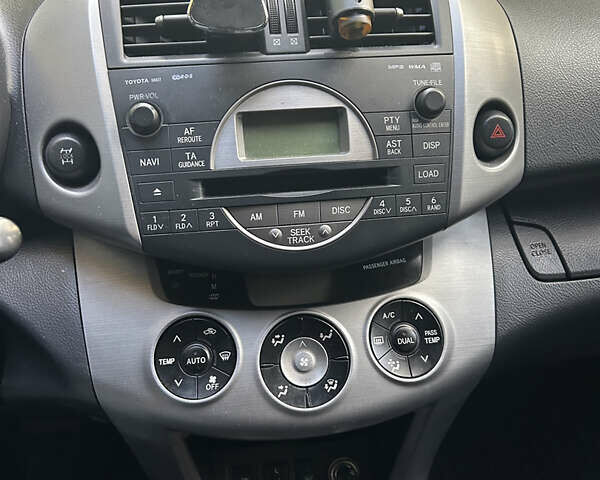 Зелений Тойота РАВ 4, об'ємом двигуна 2 л та пробігом 304 тис. км за 8300 $, фото 24 на Automoto.ua