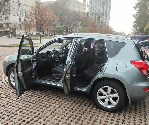 Зеленый Тойота РАВ 4, объемом двигателя 2 л и пробегом 263 тыс. км за 8800 $, фото 2 на Automoto.ua