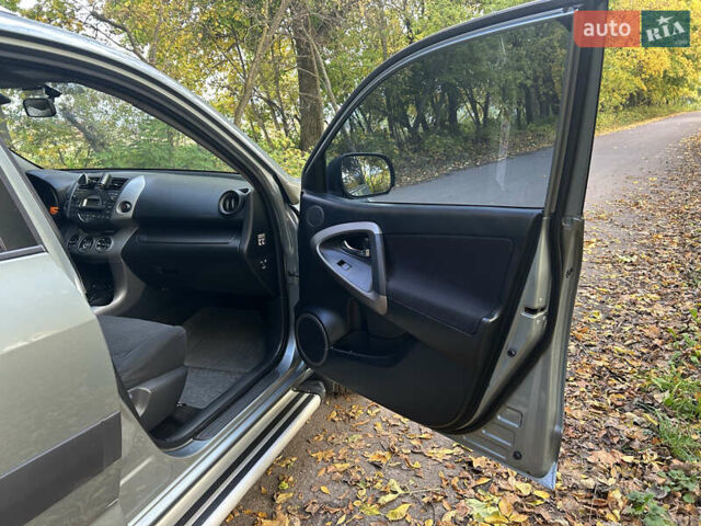 Зелений Тойота РАВ 4, об'ємом двигуна 2 л та пробігом 304 тис. км за 8300 $, фото 16 на Automoto.ua