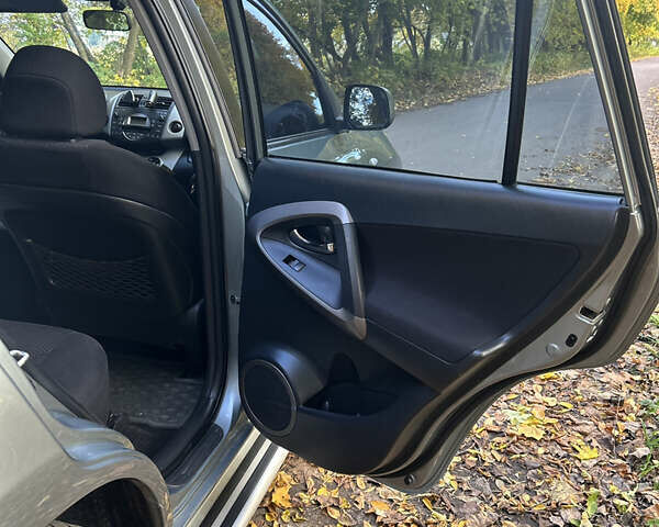 Зелений Тойота РАВ 4, об'ємом двигуна 2 л та пробігом 304 тис. км за 8300 $, фото 18 на Automoto.ua