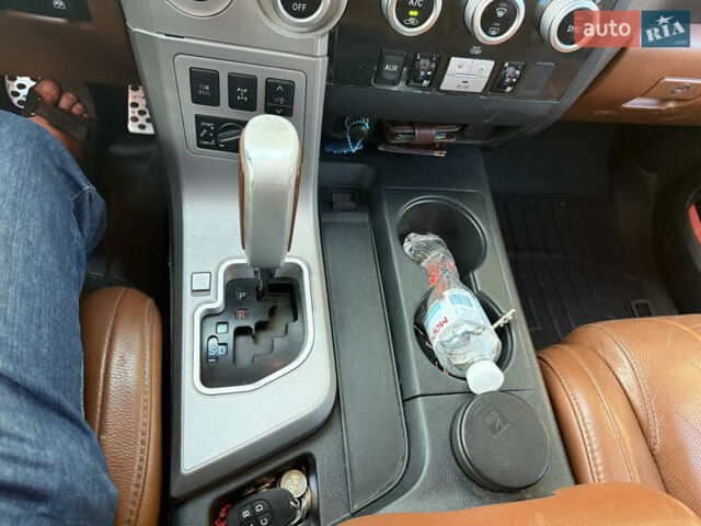 Белый Тойота Секвойя, объемом двигателя 5.7 л и пробегом 313 тыс. км за 17500 $, фото 14 на Automoto.ua