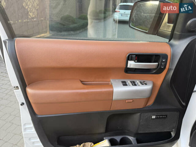 Белый Тойота Секвойя, объемом двигателя 5.7 л и пробегом 313 тыс. км за 17500 $, фото 12 на Automoto.ua