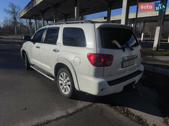 Белый Тойота Секвойя, объемом двигателя 5.7 л и пробегом 200 тыс. км за 21000 $, фото 4 на Automoto.ua