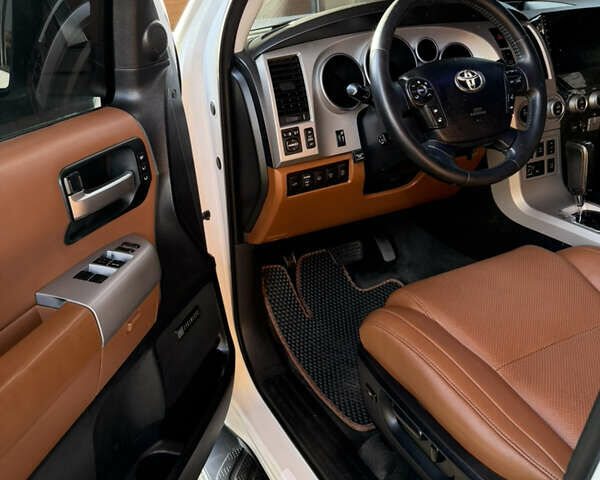 Білий Тойота Секвойя, об'ємом двигуна 5.7 л та пробігом 257 тис. км за 21999 $, фото 16 на Automoto.ua