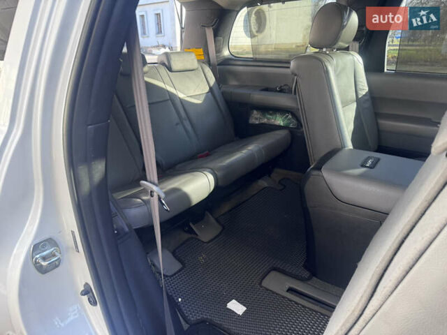 Белый Тойота Секвойя, объемом двигателя 5.7 л и пробегом 200 тыс. км за 21000 $, фото 22 на Automoto.ua