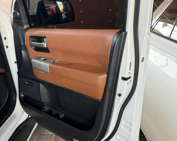 Білий Тойота Секвойя, об'ємом двигуна 5.7 л та пробігом 257 тис. км за 21999 $, фото 38 на Automoto.ua