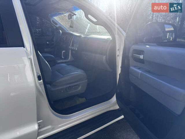 Белый Тойота Секвойя, объемом двигателя 5.7 л и пробегом 200 тыс. км за 21000 $, фото 10 на Automoto.ua