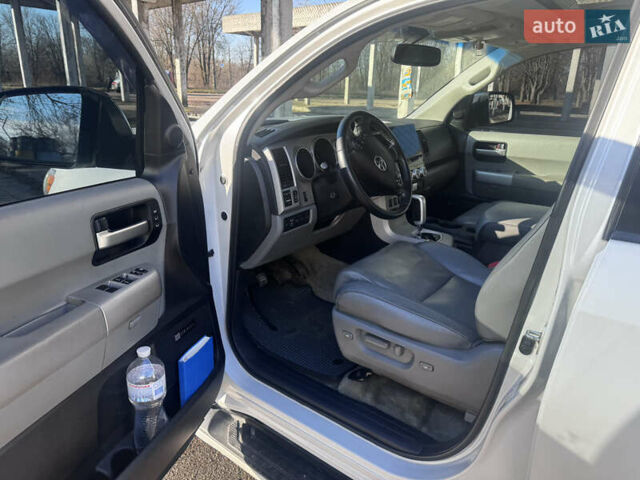 Белый Тойота Секвойя, объемом двигателя 5.7 л и пробегом 200 тыс. км за 21000 $, фото 13 на Automoto.ua