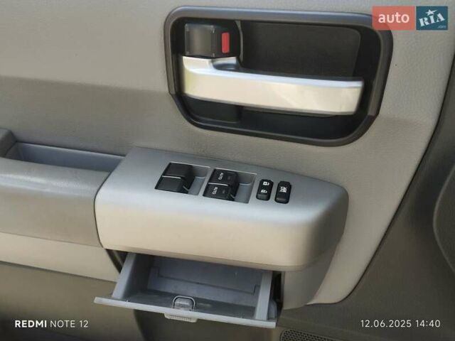 Белый Тойота Секвойя, объемом двигателя 5.7 л и пробегом 250 тыс. км за 24500 $, фото 60 на Automoto.ua