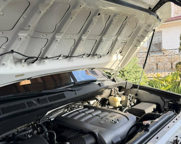 Білий Тойота Секвойя, об'ємом двигуна 5.7 л та пробігом 257 тис. км за 21999 $, фото 40 на Automoto.ua
