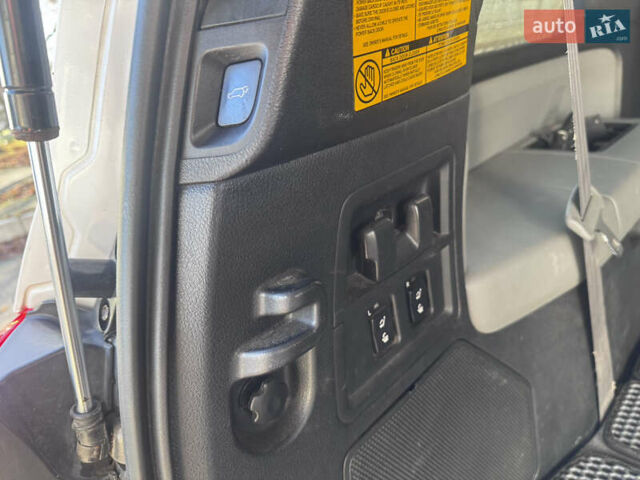 Белый Тойота Секвойя, объемом двигателя 5.7 л и пробегом 200 тыс. км за 21000 $, фото 17 на Automoto.ua