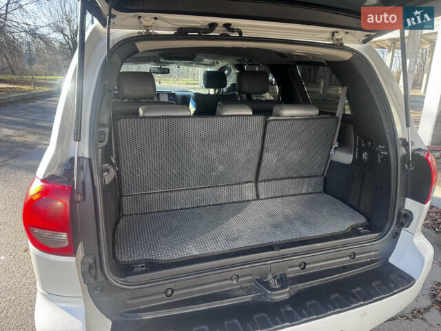 Белый Тойота Секвойя, объемом двигателя 5.7 л и пробегом 200 тыс. км за 21000 $, фото 20 на Automoto.ua