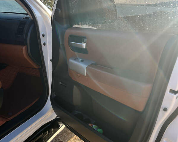 Білий Тойота Секвойя, об'ємом двигуна 5.7 л та пробігом 257 тис. км за 21999 $, фото 49 на Automoto.ua