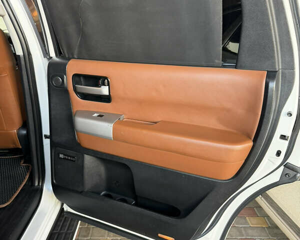 Білий Тойота Секвойя, об'ємом двигуна 5.7 л та пробігом 257 тис. км за 21999 $, фото 35 на Automoto.ua