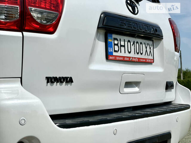 Белый Тойота Секвойя, объемом двигателя 5.7 л и пробегом 250 тыс. км за 28500 $, фото 35 на Automoto.ua