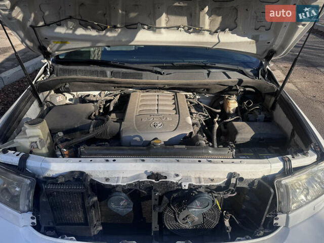 Белый Тойота Секвойя, объемом двигателя 5.7 л и пробегом 200 тыс. км за 21000 $, фото 23 на Automoto.ua