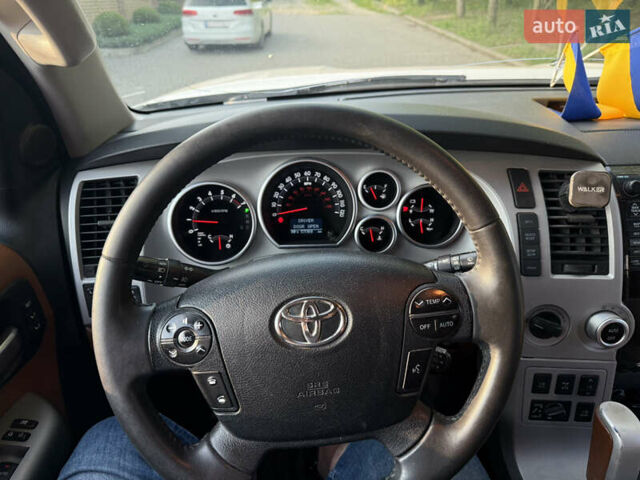 Белый Тойота Секвойя, объемом двигателя 5.7 л и пробегом 313 тыс. км за 17500 $, фото 16 на Automoto.ua