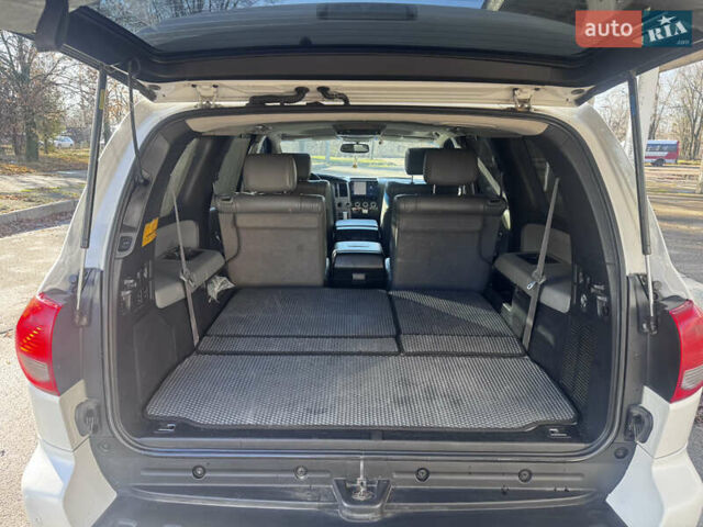 Белый Тойота Секвойя, объемом двигателя 5.7 л и пробегом 200 тыс. км за 21000 $, фото 16 на Automoto.ua