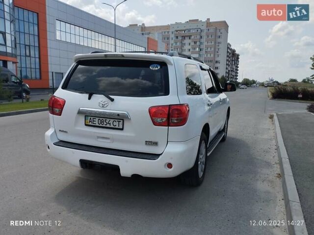 Белый Тойота Секвойя, объемом двигателя 5.7 л и пробегом 250 тыс. км за 24500 $, фото 5 на Automoto.ua