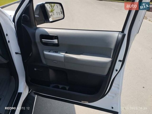 Белый Тойота Секвойя, объемом двигателя 5.7 л и пробегом 250 тыс. км за 22500 $, фото 34 на Automoto.ua