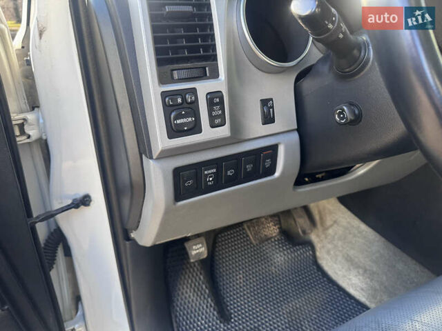 Белый Тойота Секвойя, объемом двигателя 5.7 л и пробегом 200 тыс. км за 21000 $, фото 14 на Automoto.ua