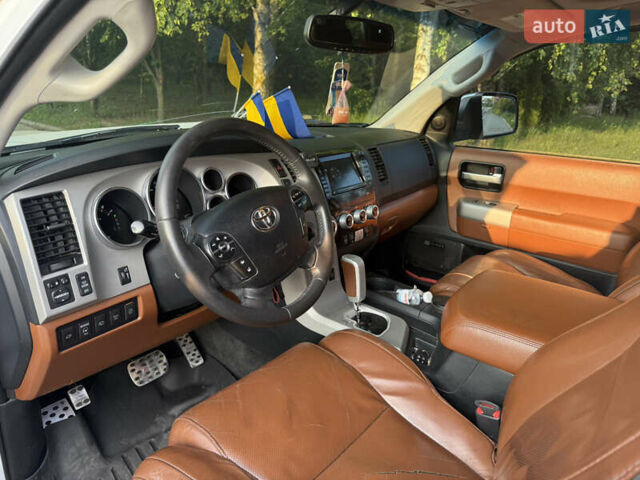 Белый Тойота Секвойя, объемом двигателя 5.7 л и пробегом 313 тыс. км за 17500 $, фото 13 на Automoto.ua