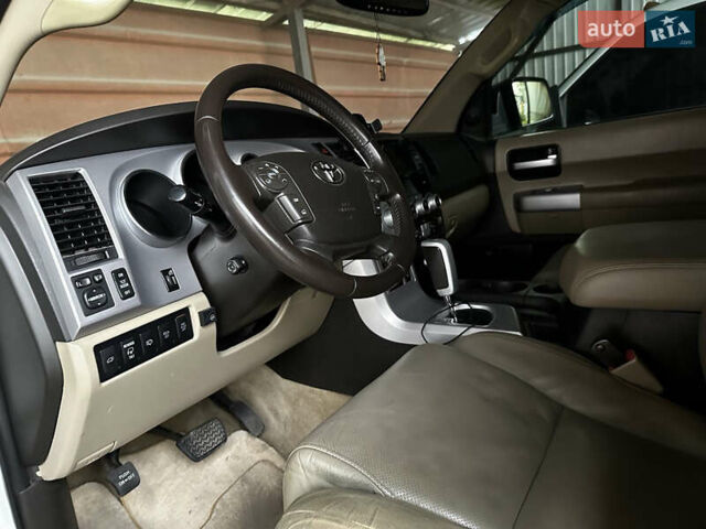 Білий Тойота Секвойя, об'ємом двигуна 5.7 л та пробігом 195 тис. км за 22000 $, фото 2 на Automoto.ua