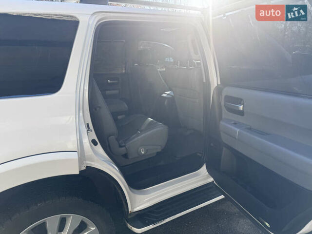Белый Тойота Секвойя, объемом двигателя 5.7 л и пробегом 200 тыс. км за 21000 $, фото 11 на Automoto.ua