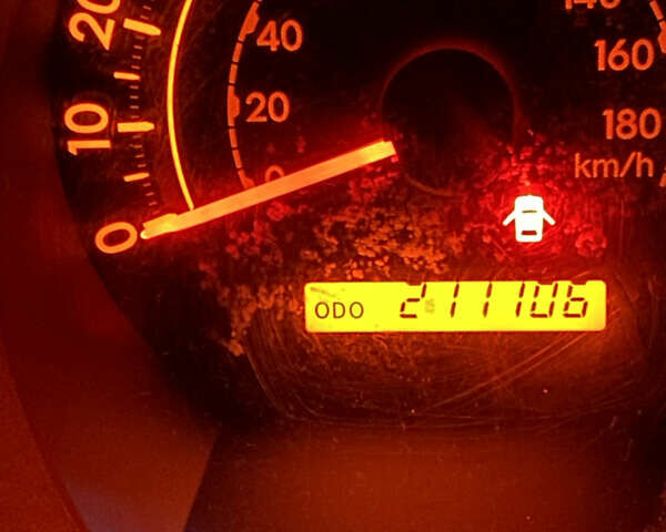 Белый Тойота Секвойя, объемом двигателя 5.7 л и пробегом 338 тыс. км за 21000 $, фото 14 на Automoto.ua