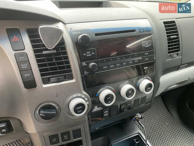 Белый Тойота Секвойя, объемом двигателя 5.7 л и пробегом 338 тыс. км за 21000 $, фото 5 на Automoto.ua