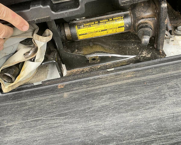 Белый Тойота Секвойя, объемом двигателя 5.7 л и пробегом 338 тыс. км за 21000 $, фото 12 на Automoto.ua