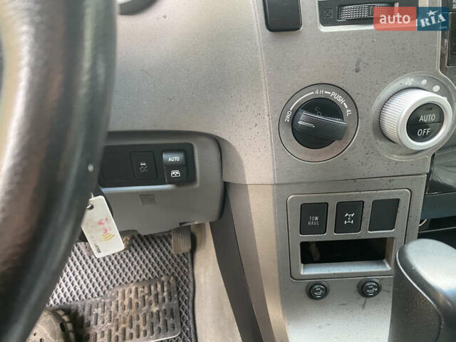 Белый Тойота Секвойя, объемом двигателя 5.7 л и пробегом 338 тыс. км за 21000 $, фото 6 на Automoto.ua