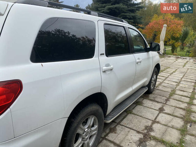 Белый Тойота Секвойя, объемом двигателя 5.7 л и пробегом 338 тыс. км за 21000 $, фото 1 на Automoto.ua