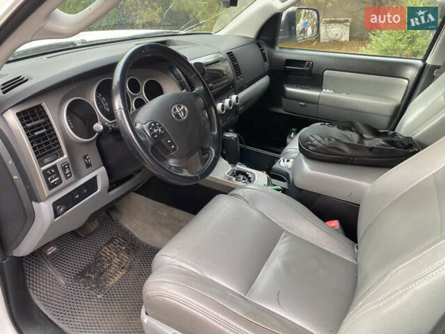 Белый Тойота Секвойя, объемом двигателя 5.7 л и пробегом 338 тыс. км за 21000 $, фото 7 на Automoto.ua