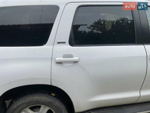 Белый Тойота Секвойя, объемом двигателя 5.7 л и пробегом 338 тыс. км за 21000 $, фото 2 на Automoto.ua