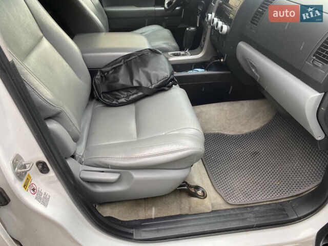 Белый Тойота Секвойя, объемом двигателя 5.7 л и пробегом 338 тыс. км за 21000 $, фото 3 на Automoto.ua