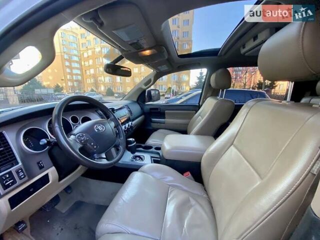 Белый Тойота Секвойя, объемом двигателя 4.66 л и пробегом 183 тыс. км за 25500 $, фото 9 на Automoto.ua