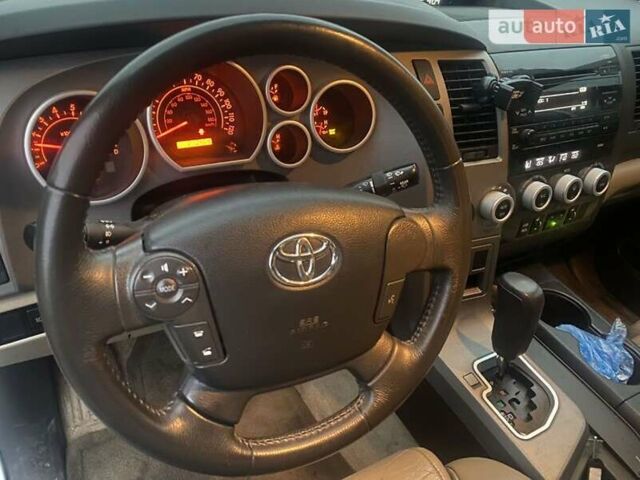 Белый Тойота Секвойя, объемом двигателя 4.66 л и пробегом 183 тыс. км за 25500 $, фото 17 на Automoto.ua
