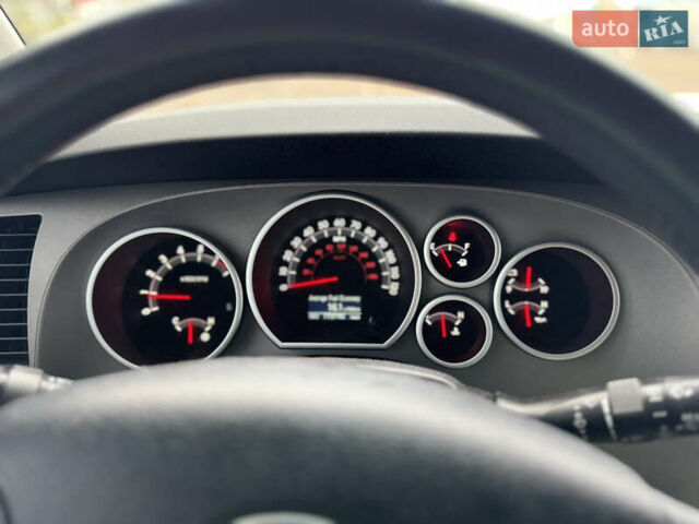 Белый Тойота Секвойя, объемом двигателя 5.7 л и пробегом 278 тыс. км за 20500 $, фото 13 на Automoto.ua