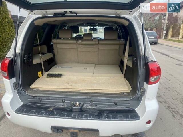 Белый Тойота Секвойя, объемом двигателя 4.66 л и пробегом 183 тыс. км за 25500 $, фото 16 на Automoto.ua