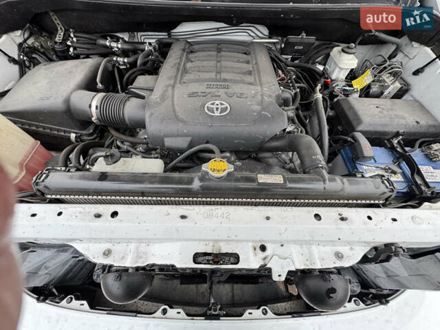 Белый Тойота Секвойя, объемом двигателя 5.7 л и пробегом 278 тыс. км за 20500 $, фото 11 на Automoto.ua