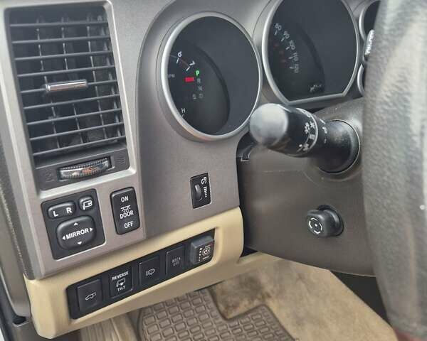 Білий Тойота Секвойя, об'ємом двигуна 5.7 л та пробігом 295 тис. км за 26500 $, фото 16 на Automoto.ua