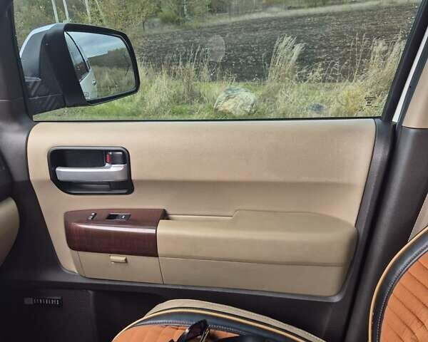 Білий Тойота Секвойя, об'ємом двигуна 5.7 л та пробігом 295 тис. км за 26500 $, фото 23 на Automoto.ua