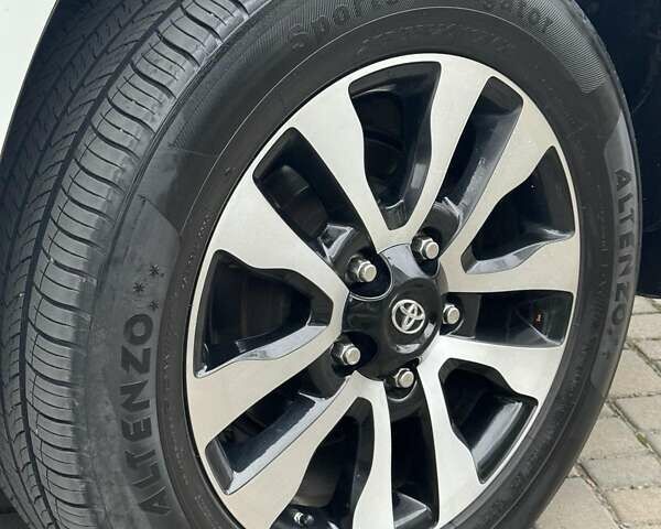 Белый Тойота Секвойя, объемом двигателя 5.7 л и пробегом 268 тыс. км за 26999 $, фото 7 на Automoto.ua