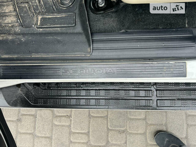 Білий Тойота Секвойя, об'ємом двигуна 5.66 л та пробігом 110 тис. км за 34000 $, фото 20 на Automoto.ua
