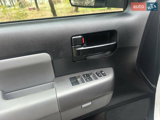 Белый Тойота Секвойя, объемом двигателя 5.7 л и пробегом 213 тыс. км за 25500 $, фото 14 на Automoto.ua