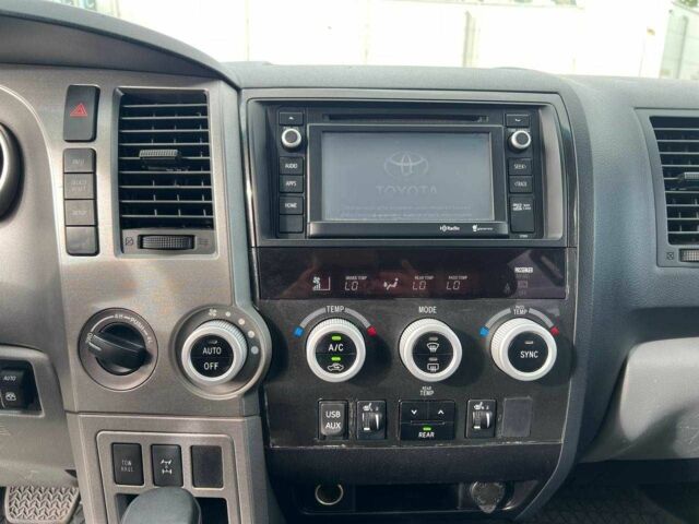 Білий Тойота Секвойя, об'ємом двигуна 5.7 л та пробігом 215 тис. км за 23500 $, фото 10 на Automoto.ua