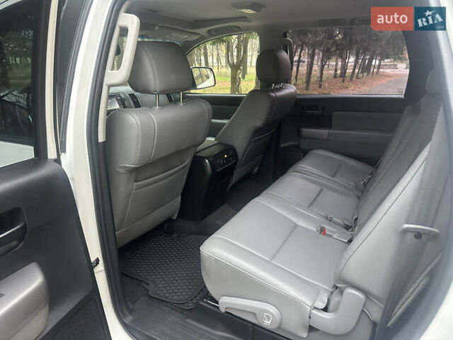 Белый Тойота Секвойя, объемом двигателя 5.7 л и пробегом 213 тыс. км за 25500 $, фото 18 на Automoto.ua