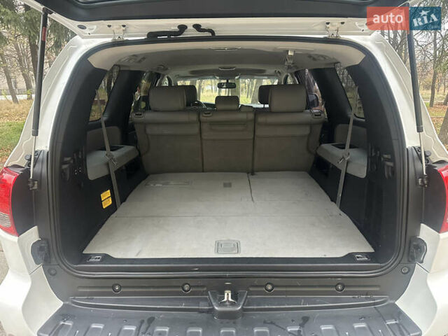 Белый Тойота Секвойя, объемом двигателя 5.7 л и пробегом 213 тыс. км за 25500 $, фото 21 на Automoto.ua