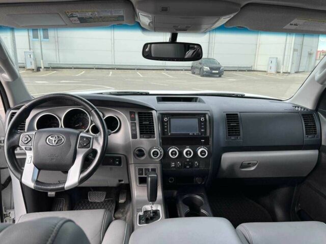 Білий Тойота Секвойя, об'ємом двигуна 5.7 л та пробігом 215 тис. км за 23500 $, фото 9 на Automoto.ua